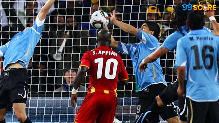 Flashback-Piala-Dunia-2010Tangan-Tuhan-Luis-Suarez-Membawa-Uruguay-ke-Semifinal